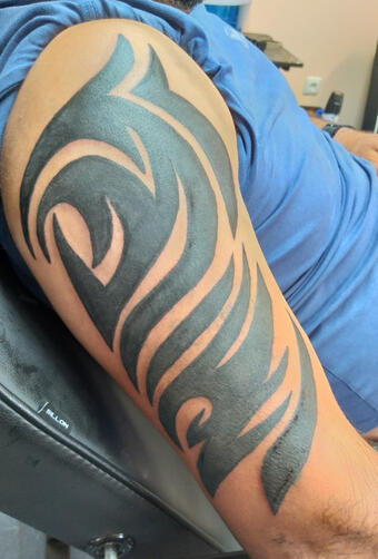 Трибал ръкав | Eliz Tattoo Studio