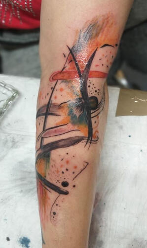 Татуировка цветна абстракция | Eliz Tattoo Studio