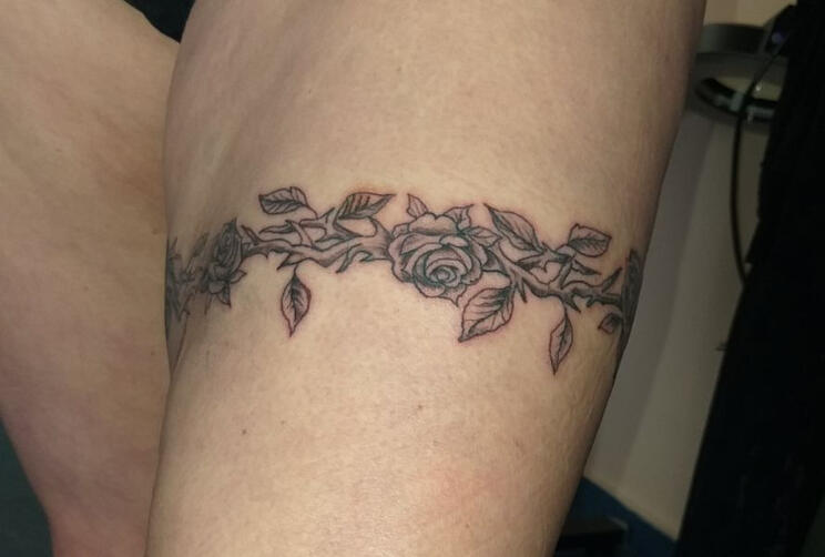 Татуировка жартиер с рози | Eliz Tattoo Studio