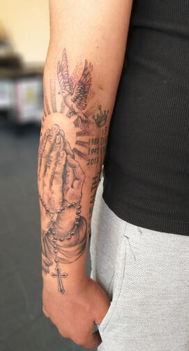Реализъм - Ръце в молитва | Eliz Tattoo Studio
