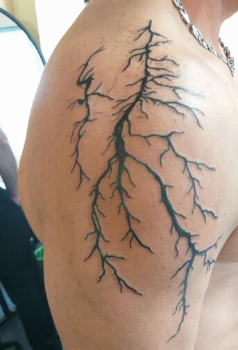 татуировка светкавица | Eliz Tattoo Studio